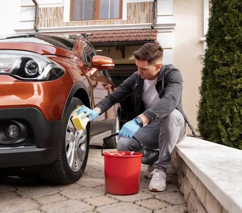 Lavage auto à domicile La Chapelle-Bertrand : professionnel intervenant sur un véhicule